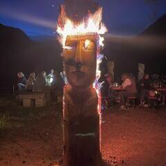 Nun steht er hier in Gänze in seinem Feuerkleid