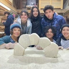 Das Team unter Teamleiterin Christine mit ihrem gestaltetem Bogen&sol; El equipo&comma; dirigido por Christine&comma; con el cartel que han dise&ntilde;ado