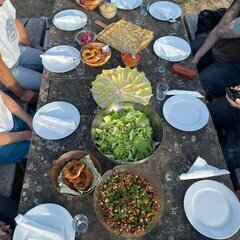 Abendessen am Altar des Maierhofs