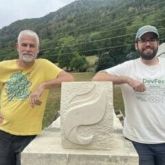 Das eyeworker Logo - umgesetzt als Relief in einem italienischen Kalkstein von diesem Zweierteam&period;