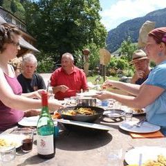 Gemeinsames Austeilen des Mittagessens