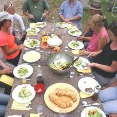 Salat, Tzaziki und Brot zur Vorspeise am Samstag Mittag