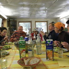 Beim Mittagessen sind alle wieder vereint.