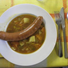 Sonntag Mittag: Linsensuppe wahlweise mit Wurst vom Metzger oder Sojawürstchen von Taifun ;-)