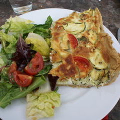 Samstag Mittag: Zucchini-Feta-Quiche und Frühlingssalat mit Ruccola