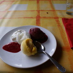 Samstag Mittag: Dreierlei Sorbet, Beerenjus und Sahne