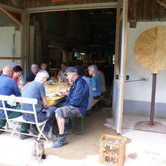 ... und endete auf der Flucht vor einsetzendem Regen während des Hauptgangs im Eingang des Ateliers. Alles ist möglich !