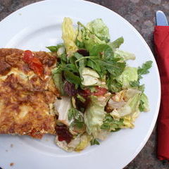 Sonntag Mittag: Lachs Zucchini Quiche mit grünem Blattsalat.