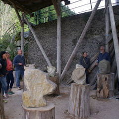 Konzentriertes Zuhören bei der Vernissage