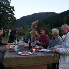 Abendliches Grillen mit Naturdecolleté