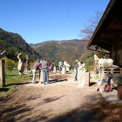 Arbeiten vor dem Atelier in der Herbstsonne