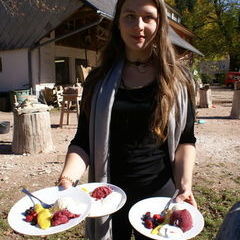 Lucie bringt das Dessert