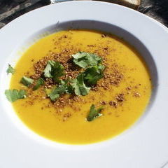 Sonntag Mittag: Karottensuppe mit Kumasiu, Sesam, Salz und roter Pfeffer, und frischem Koriander