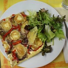 Sonntag Mittag - Tarte mit Ziegenkäse an grünen Blattsalaten