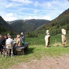 Mittagessen am Altar in der Regenpause