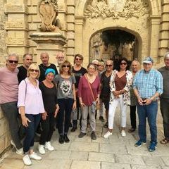 Die Teilnehmer der BildhauerReise M1-18 vor dem Stadttor von Mdina