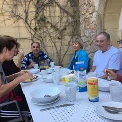 Kursteilnehmer beim Frühstück im Tal Fanal