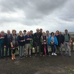 Die Teilnehmer der BildhauerReise M2-18 mit Reiseführerin Steffi Werner bei bewegtem Himmel ;-)