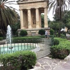 Besichtigung am Tag 1: Kleiner klassizistischer Tempel im Lower Barakka Garden