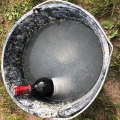 Der Rotwein muss ob der Hitze des Tages noch auf Zimmertemperatur gekühlt werden;-)