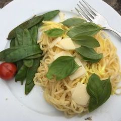 Samstag Mittag: Sphagetti mit Zitrone-Sahne-Sauce und Basilikum