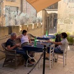 Mittagessen auf der Terrasse.