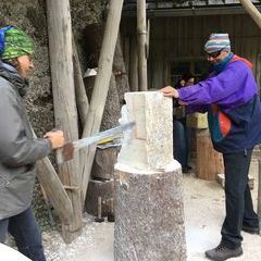 ...schneidet man draussen den Stein!