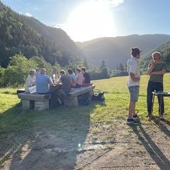 Abendliches Vesper am Altar bei Bilderbuchwetter