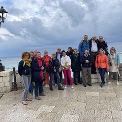 Weiteres Gruppenbild der TeilnehmerInnen vom Kurs AP1-22 vor dramatischem Himmel.