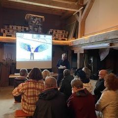 Rückblick der BildhauerReisen nach Apulien auf Großleinwand mit Gedichtsvortrag eines Kursteilnehmers.