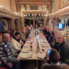 Abschlussessen am Maierhof an großer Tafel.