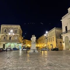 Nächtliche Impression vom Hauptplatz in Maglie.