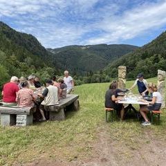 Bei 17 Personen muss erweitert werden. Da platzt selbst der große Altar aus allen Nähten!