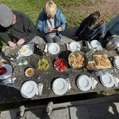 Samstag Mittag: Stärkung am Altar. Die Sonne ist wieder da!