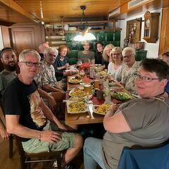 Gruppenbild mit Dame(n) und Herren. Abends im Gasthaus Zur Linde, auch bekannt als "Napf"