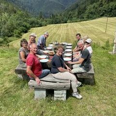 Sitzen am Altar bei frisch gemähter Wiese