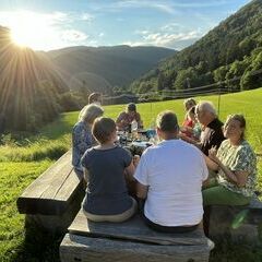 Freitag Abend bei Sonnenuntergang zur Vesper am Altar.