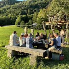 Freitag Abend bei Sonnenuntergang zur Vesper am Altar.