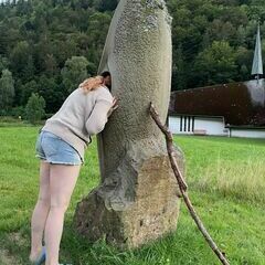 Kursteilnehmerin auf Entdeckungstour im Summstein.