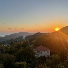 Sonnenuntergang in den Bergen mit Meerblick