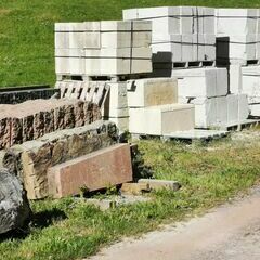 Ein Berg voll von Steinen wartet auf die TeilnehmerInnen