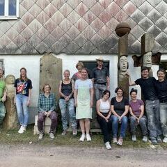 Die KursteilnehmerInnen von Kurs K1-26 mit den Skulpturen La Musica und Auditorius