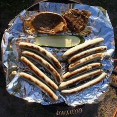 ... mit den "penetrierenden" Würstchen für das Stockbrot