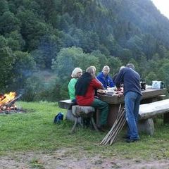 Gemeinsames Abendessen am Altar mit wärmendem Feuer