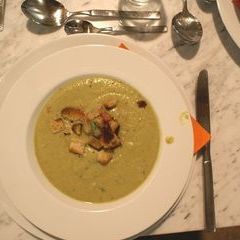 Broccoli-Blumenkohlsuppe mit Croutons an Marmor