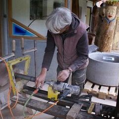 Erste Lochbohrung für eine spätere Installation