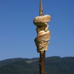 Vergessenes Stockbrot vom Vorabend trifft auf interessiertes Insekt !