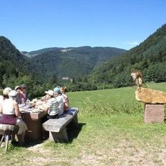 Mittagessen am Altar bei azurblauem Himmel