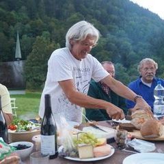 Der Meister teilt das Brot am Altar