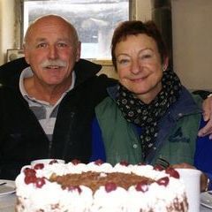 Die glücklichen Durchbrüchler mit ihrer Spende an die Leute vom Steinbruch :-)